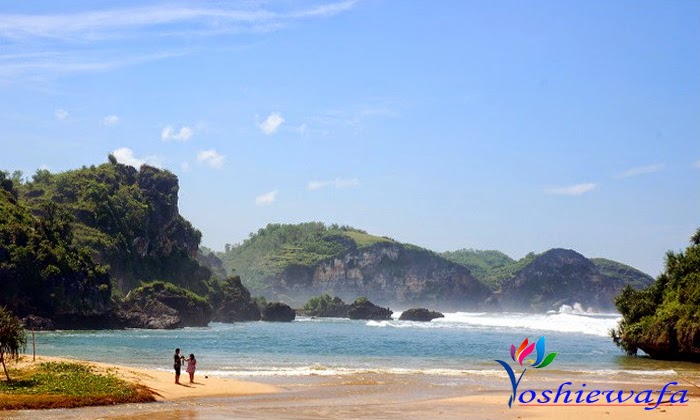 Pantai Drini dan Pulau Karang di Jogja yang Tenang