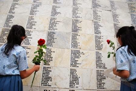 Tembok besar berisi nama Pahlawan yang telah dimakamkan Tembok besar berisi nama Pahlawan yang telah dimakamkan