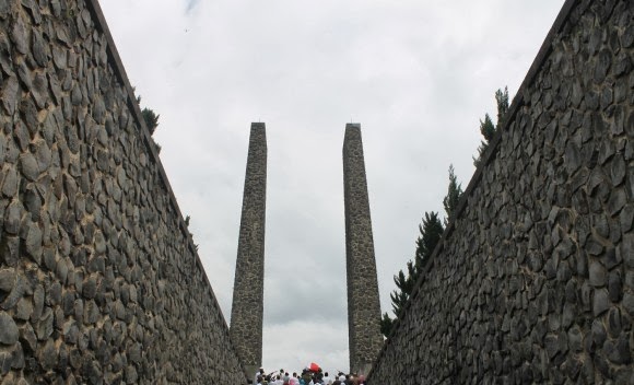 Tugu pahlawan sebelum memasuki makam Tugu pahlawan sebelum memasuki makam