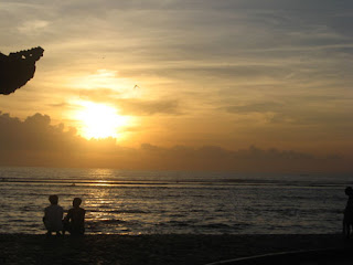 Keindahan Sunrise (Matahari Terbit) di Pantai Sanur Bali Keindahan Sunrise (Matahari Terbit) di Pantai Sanur Bali
