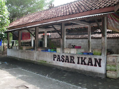 Pasar Ikan di Pantai Kuwaru Bantul