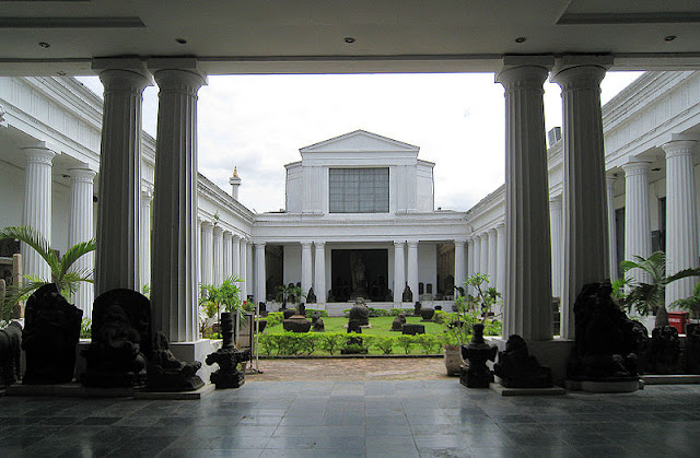 Halaman Dalam dari arah Barat