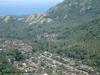 Desa Teganan terlihat dari jarak jauh Desa Teganan terlihat dari jarak jauh